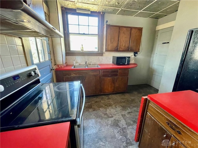 kitchen featuring an ornate ceiling, electric range oven, a sink, black microwave, and extractor fan