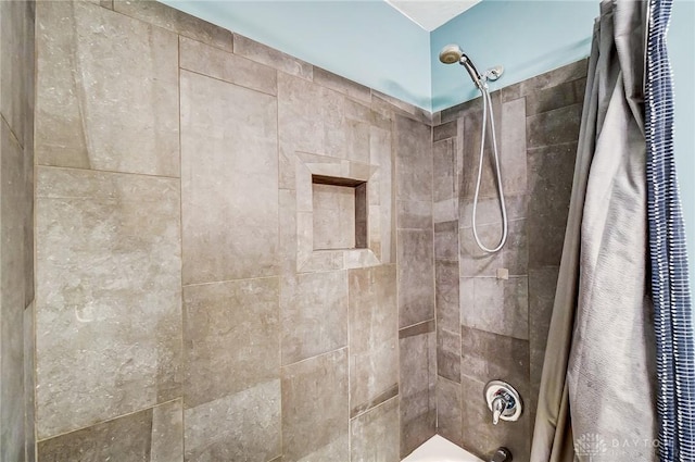 bathroom with shower / bath combo