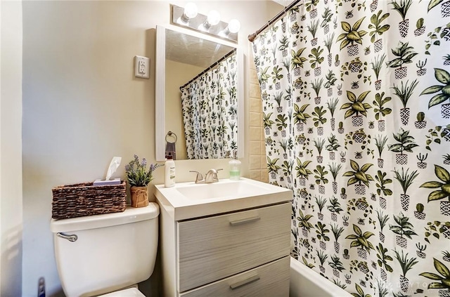 bathroom with a shower with shower curtain, vanity, and toilet