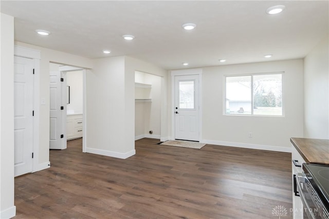 entryway with baseboards, dark wood-style flooring, and recessed lighting