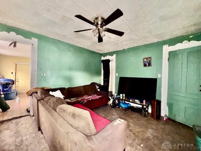 living area featuring ceiling fan