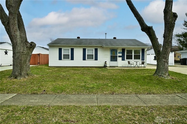 ranch-style home featuring a front lawn and fence