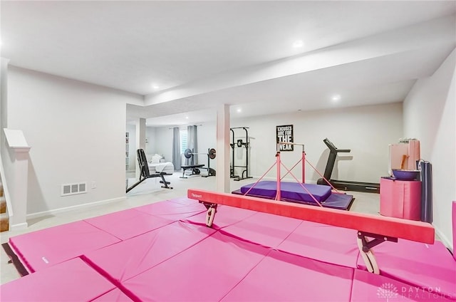 workout room with baseboards, visible vents, and recessed lighting