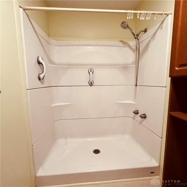 1181/2 Springlake Ave Middle, Unit Middle, Hillsboro, OH 45133 - bathroom with a shower