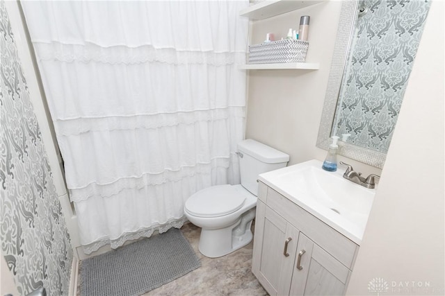 full bath featuring vanity, toilet, and shower / bath combo with shower curtain