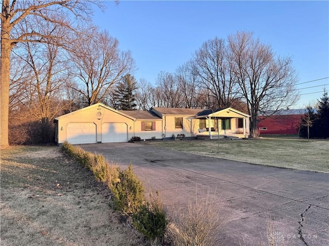 view of front of home featuring a garage, driveway, and a front lawn