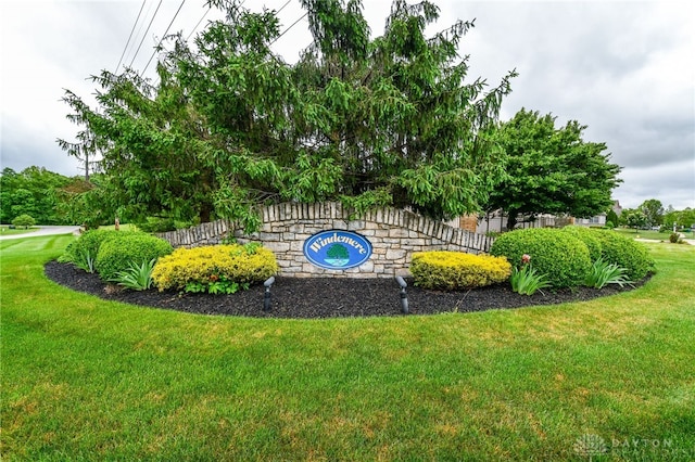 community / neighborhood sign featuring a yard