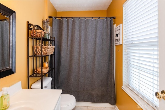 full bathroom featuring toilet, curtained shower, and vanity