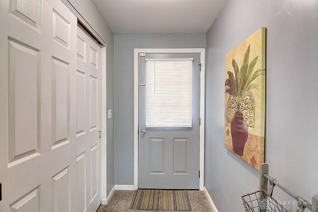 entryway featuring carpet floors and baseboards