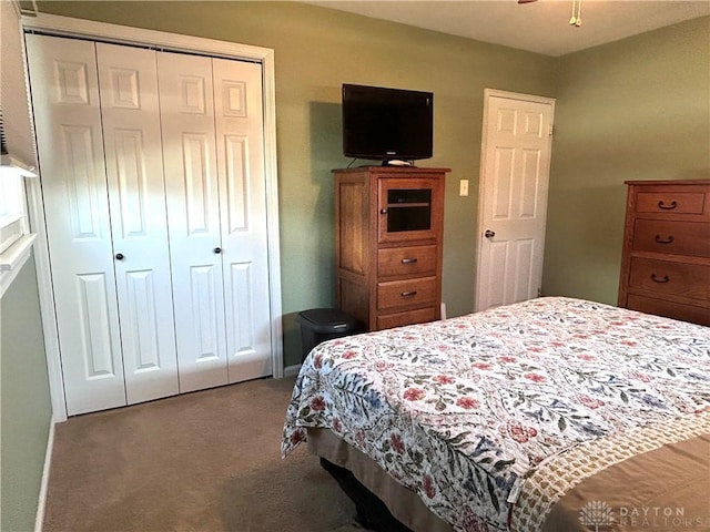 carpeted bedroom with a ceiling fan and a closet