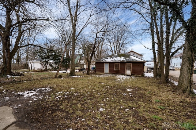 view of yard with an outdoor structure