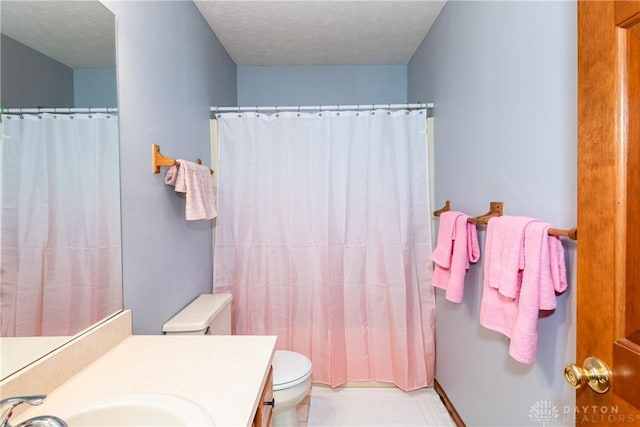 full bath with a textured ceiling, a shower with shower curtain, vanity, and toilet