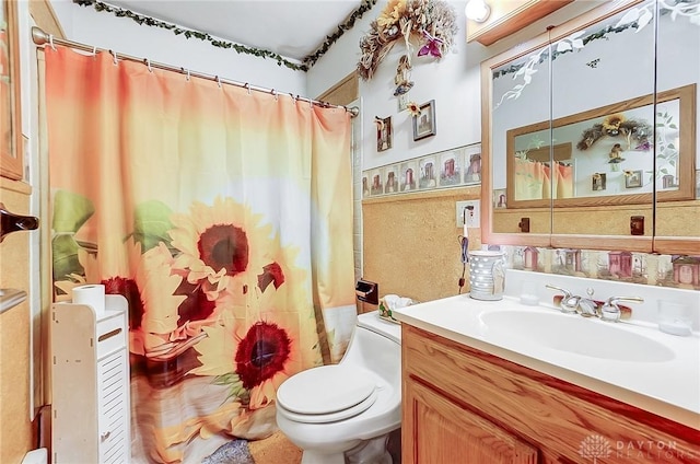 full bath with a shower with shower curtain, vanity, and toilet