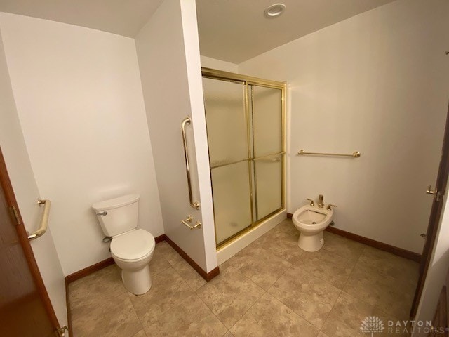 bathroom featuring a stall shower, a bidet, toilet, and baseboards