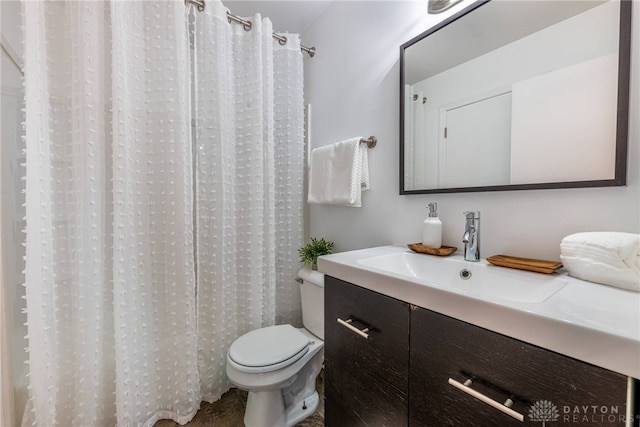 bathroom featuring a shower with shower curtain, vanity, and toilet