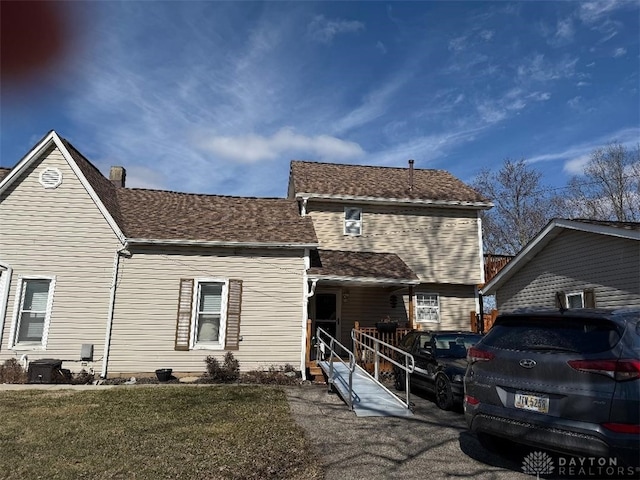 view of front of property with a front yard