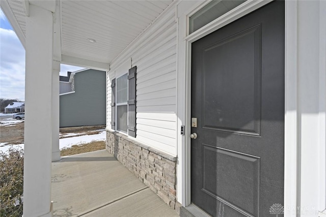 entrance to property featuring covered porch