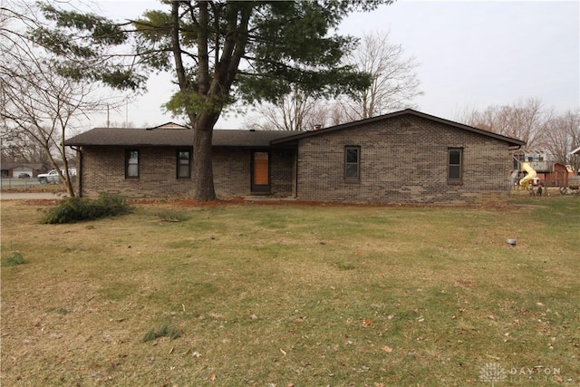 view of front of property featuring brick siding and a front yard