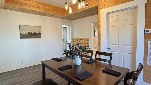 dining space with visible vents and baseboards