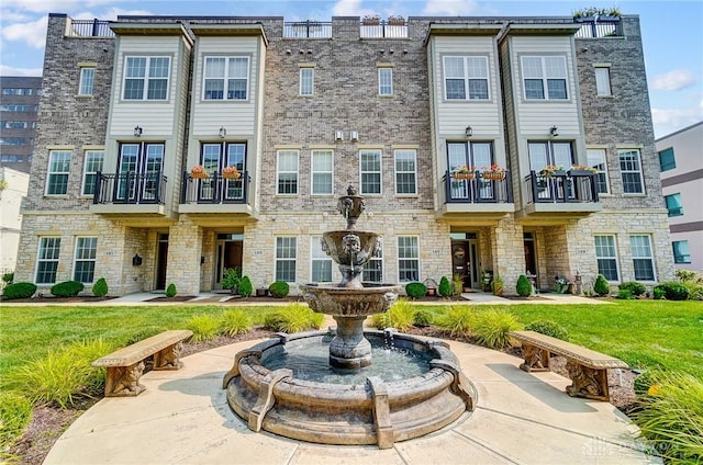 view of front of home featuring a front lawn