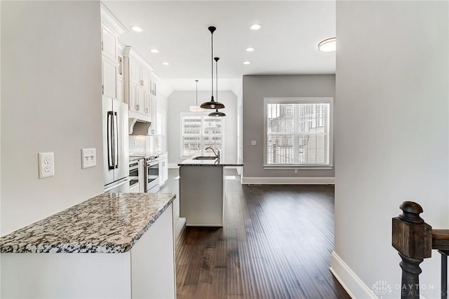 121 Lowe Ln, Dayton, OH 45402 - kitchen featuring stainless steel appliances, dark wood-style flooring, a sink, white cabinets, and an island with sink