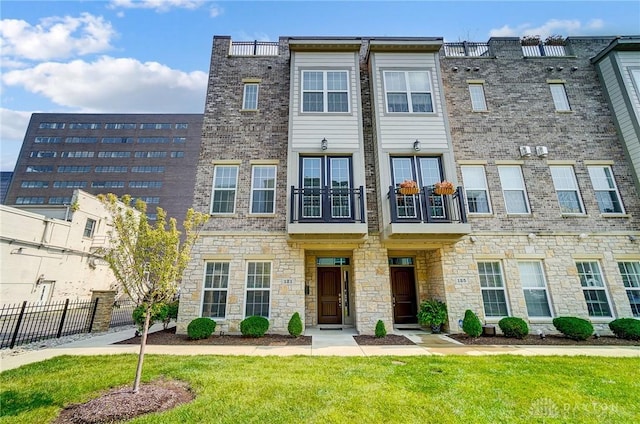 121 Lowe Ln, Dayton, OH 45402 - townhome / multi-family property featuring fence and a front yard