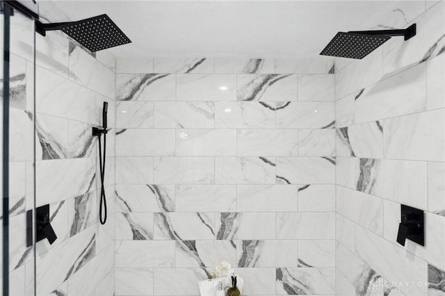 bathroom featuring a tile shower