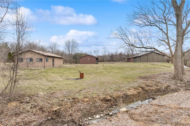 view of yard featuring an outbuilding