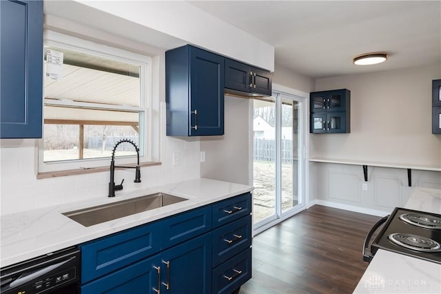 kitchen featuring tasteful backsplash, dark wood-type flooring, blue cabinets, black appliances, and a sink
