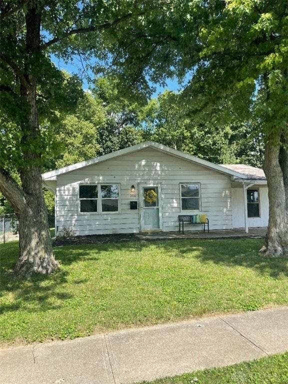 ranch-style house featuring a front yard