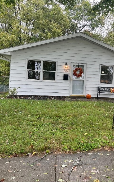 view of front facade with a front yard