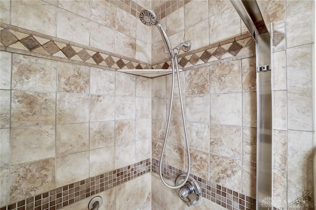 details with a tile shower