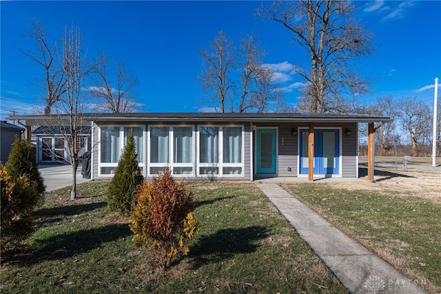 view of front of house with a front yard