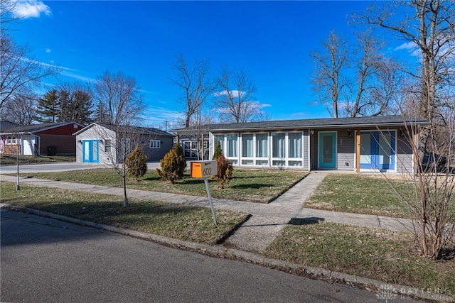 view of front of home featuring a front yard