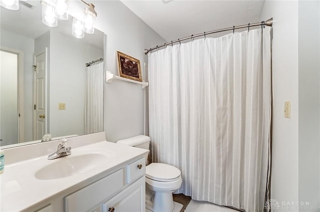 full bath with visible vents, curtained shower, vanity, and toilet