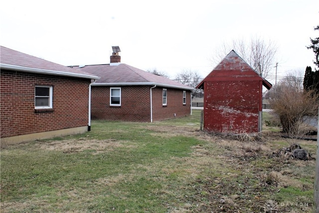 view of yard with an outbuilding