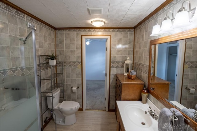 full bath with visible vents, tile walls, and crown molding