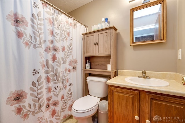 bathroom with a shower with shower curtain, vanity, and toilet