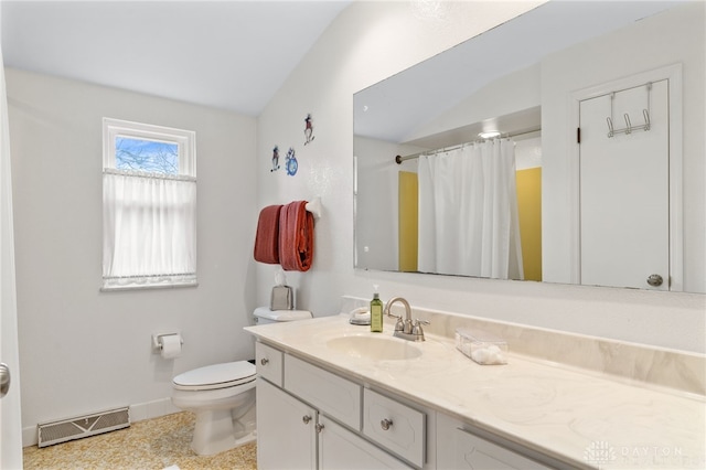 full bathroom featuring baseboards, visible vents, toilet, curtained shower, and vanity