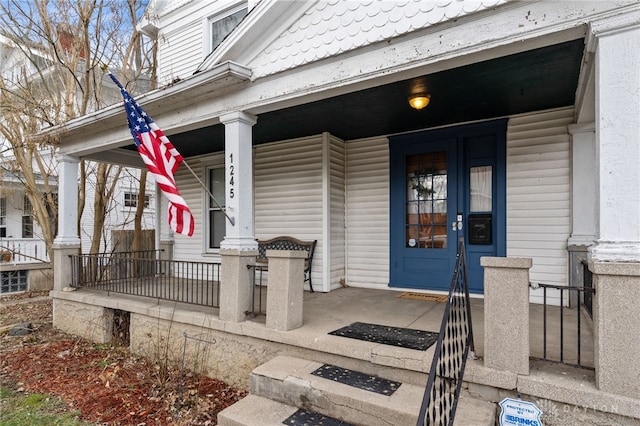 entrance to property featuring a porch