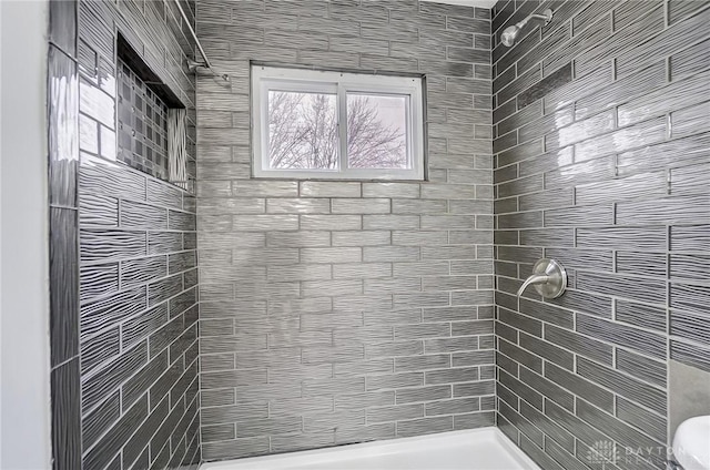 bathroom featuring tiled shower