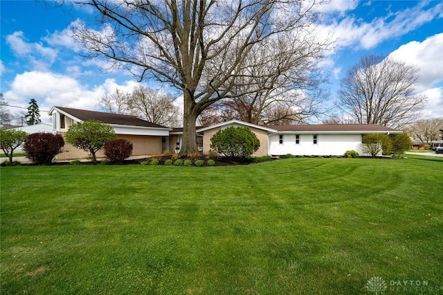 view of front facade featuring a front lawn