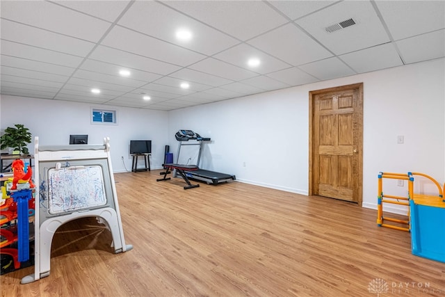 workout room with recessed lighting, light wood-type flooring, visible vents, and baseboards