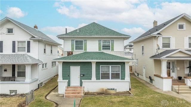 view of front of property featuring a front yard and roof with shingles