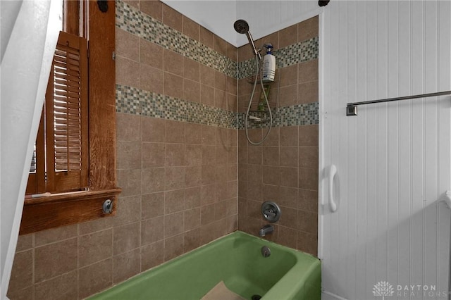 bathroom with tub / shower combination