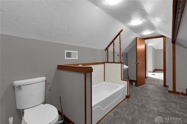 full bath with lofted ceiling, visible vents, toilet, a textured ceiling, and a bath