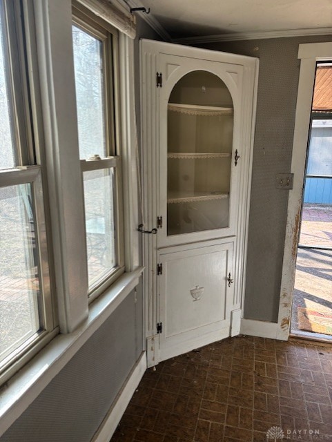 room details with ornamental molding and baseboards