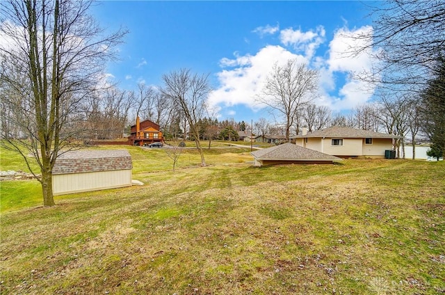 view of yard with an outbuilding