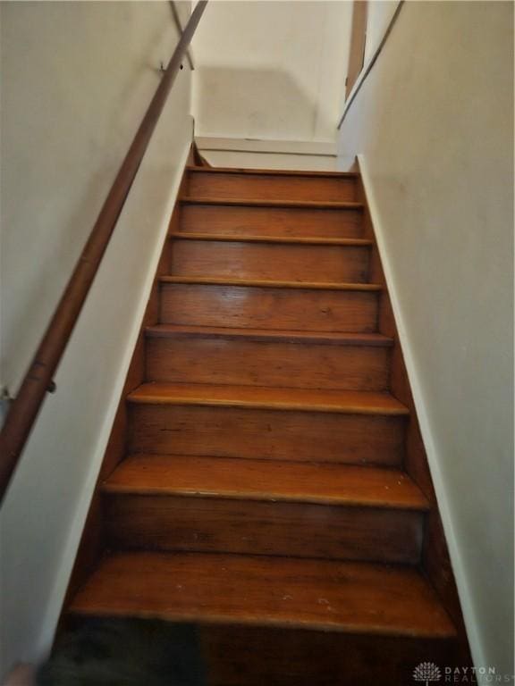 25 Redwood Ave, Dayton, OH 45405 - view of stairway