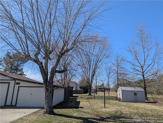 view of yard with an outbuilding